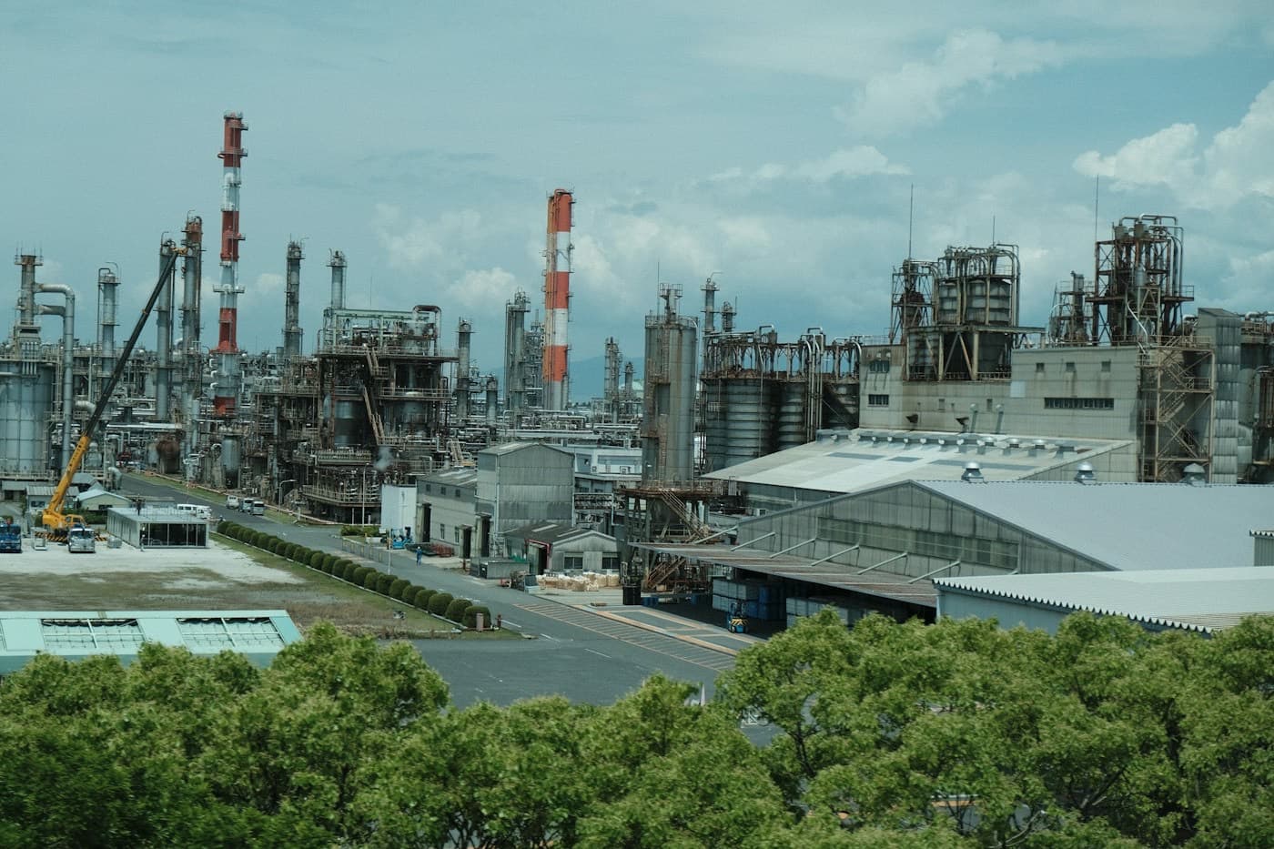 Vista de um grande complexo industrial com torres e tubulações