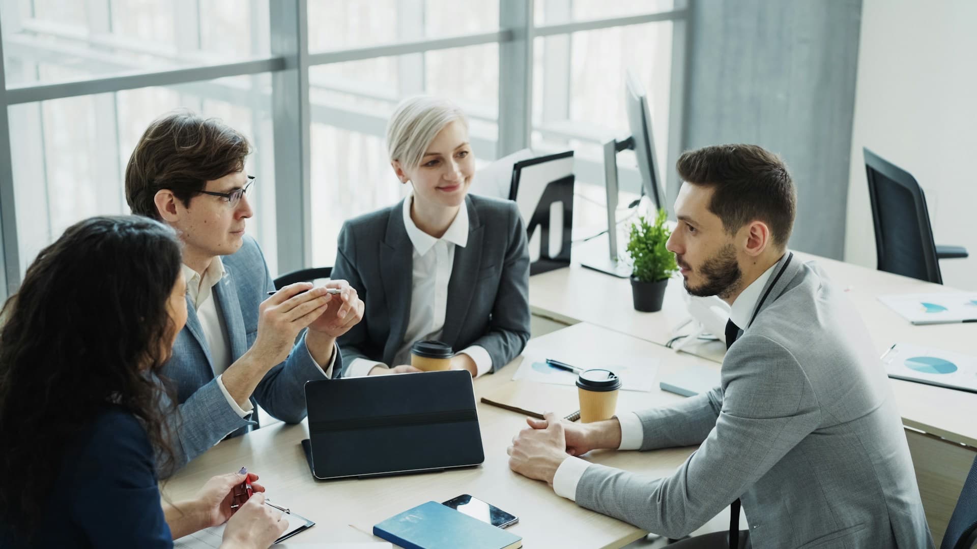 Equipe reunida em torno de uma mesa em um escritório