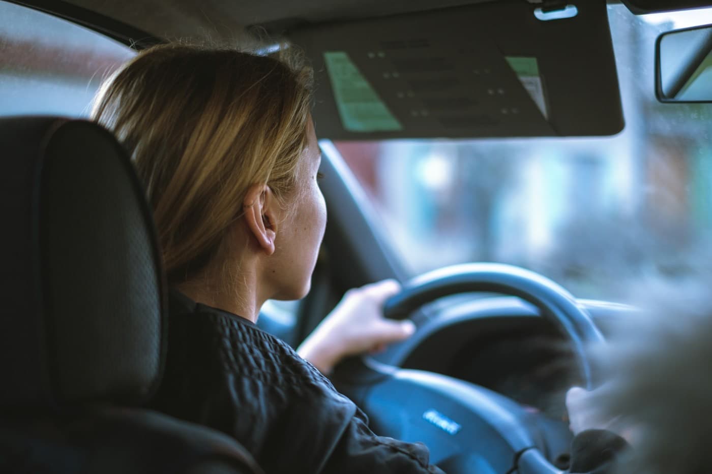 Motorista dirigindo com atenção em uma via urbana