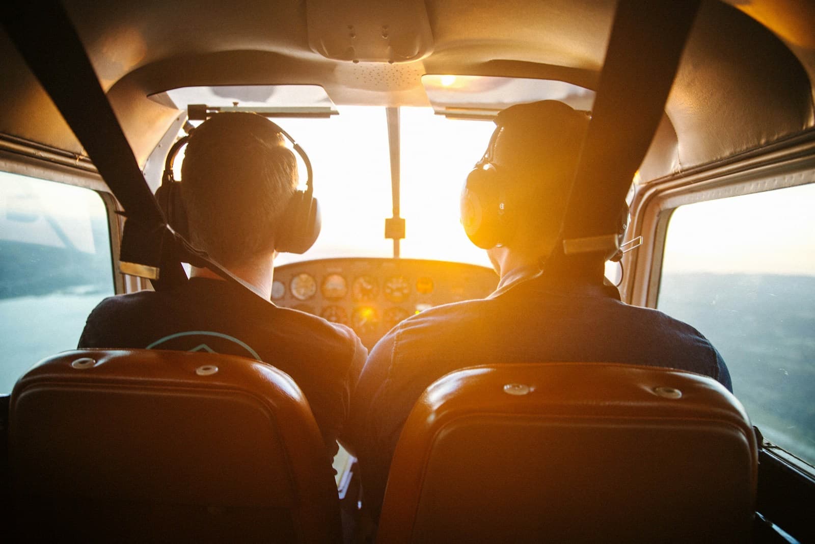 Dois pilotos na cabine de um avião de pequeno porte em voo