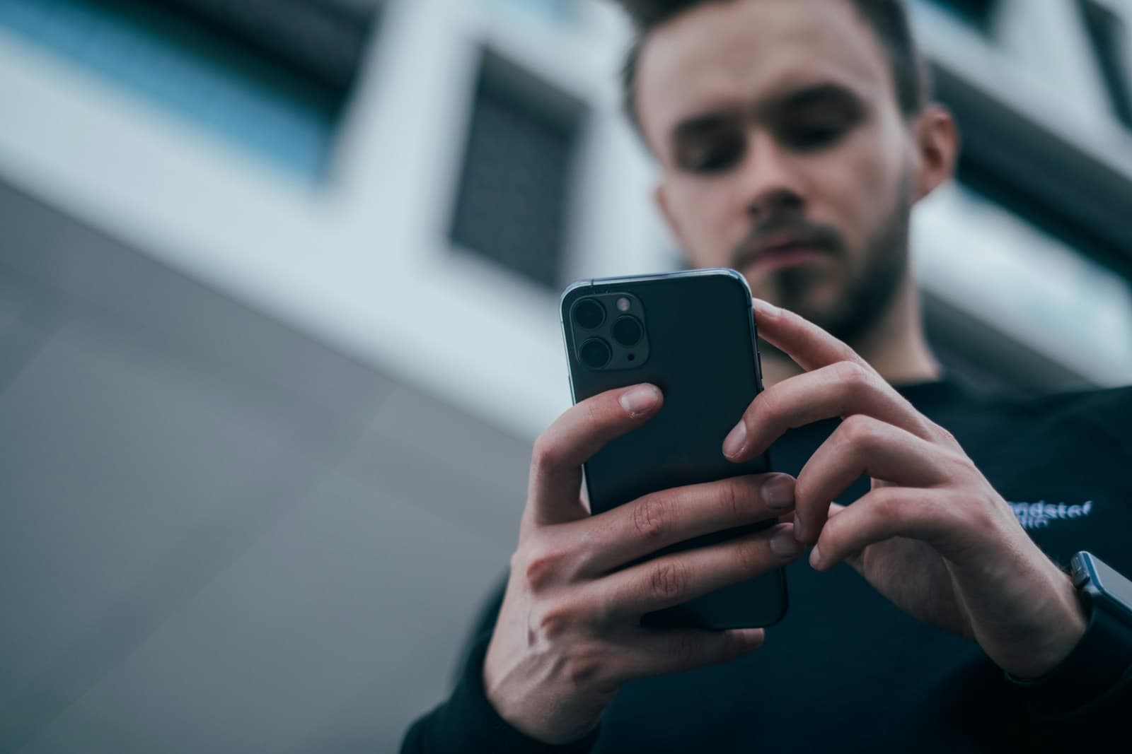 Homem usando o smartphone na rua