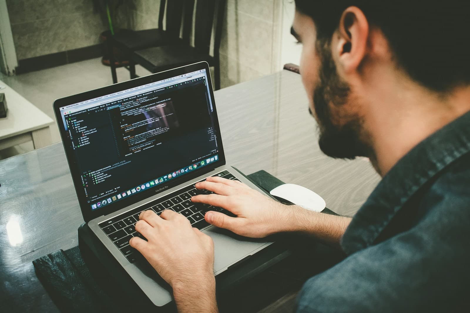 Profissional de tecnologia programando em um notebook