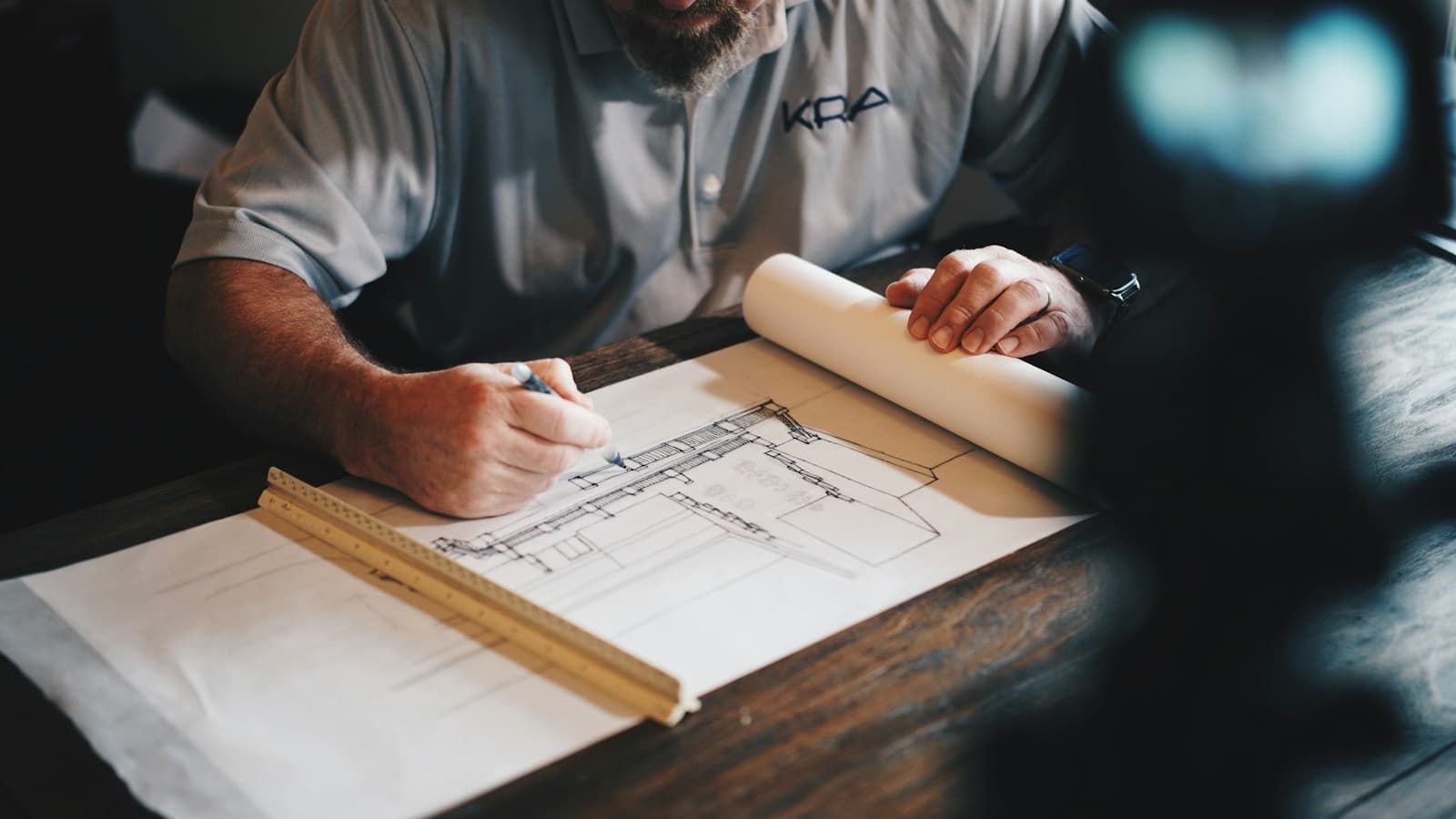 Arquiteto desenhando um projeto com lápis e régua